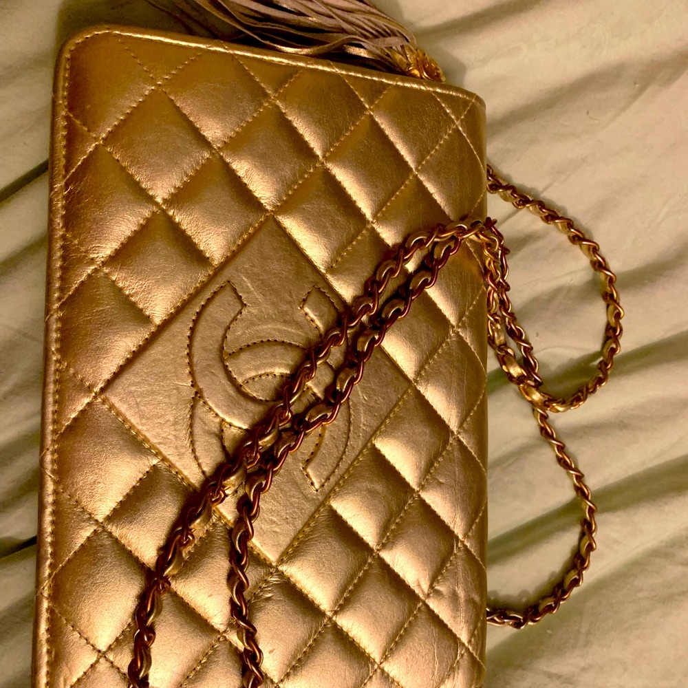 Absolutely stunning gold rare leather purse. . Looks like new, vintage !